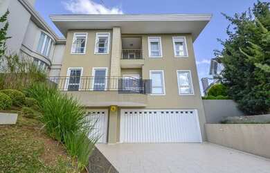 Imagem: A casa possui 4 Dormitórios, 5 Banheiros, 538m² de Área e