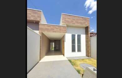 Imagem: A casa possui 3 Dormitórios, 2 Banheiros, 3 Vagas na garagem