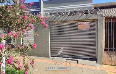 Imagem: A casa possui 3 Dormitórios, 1 Banheiro, 1 Vaga na garagem