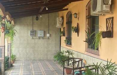 Imagem: A casa possui 3 Dormitórios, 3 Banheiros, 5 Vagas na garagem