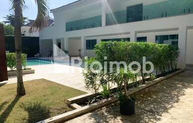 Imagem: A casa em condomínio possui 5 Dormitórios, 5 Banheiros, 5