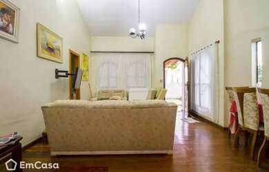 Imagem: A casa possui 3 Dormitórios, 2 Banheiros, 3 Vagas na garagem