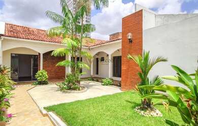 Imagem: A casa possui 3 Dormitórios, 1 Banheiro, 1 Vaga na garagem