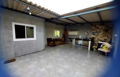 Imagem: A casa possui 3 Dormitórios, 2 Banheiros, 2 Vagas na garagem