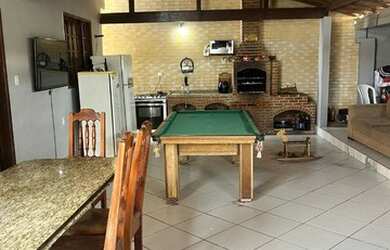 Imagem: A casa para temporada possui 2 Dormitórios e 4 Vagas na garagem