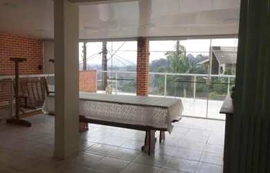 Imagem: A casa possui 3 Dormitórios, 1 Banheiro, 2 Vagas na garagem