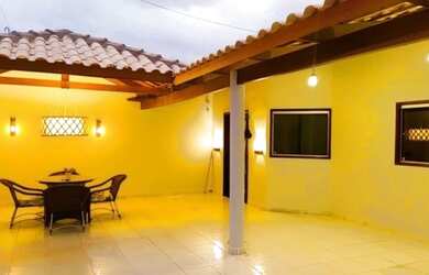 Imagem: A casa possui 3 Dormitórios, 2 Banheiros, 2 Vagas na garagem