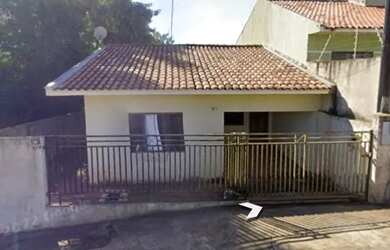 Imagem: A casa possui 3 Dormitórios, 1 Banheiro, 1 Vaga na garagem