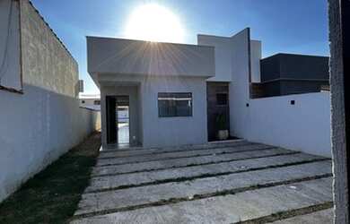 Imagem: A casa possui 3 Dormitórios, 3 Banheiros, 2 Vagas na garagem