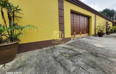 Imagem: A casa possui 4 Dormitórios, 3 Banheiros, 5 Vagas na garagem