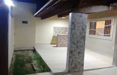 Imagem: A casa possui 2 Dormitórios, 2 Banheiros, 2 Vagas na garagem