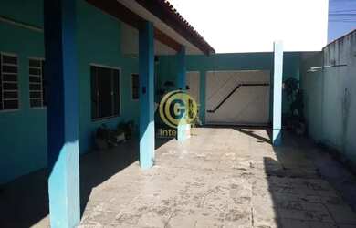 Imagem: A casa possui 2 Dormitórios, 2 Banheiros, 3 Vagas na garagem