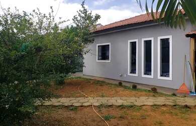 Imagem: A casa possui 3 Dormitórios, 2 Banheiros, 3 Vagas na garagem