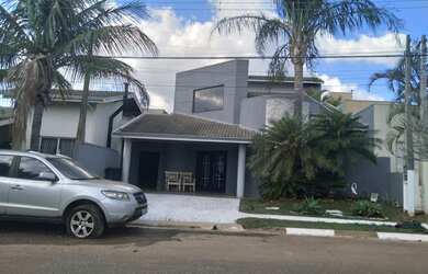 Imagem: A casa possui 4 Dormitórios, 5 Banheiros, 2 Vagas na garagem