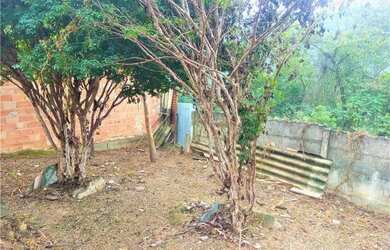 Imagem: A casa possui 2 Dormitórios, 1 Banheiro, 3 Vagas na garagem