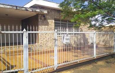 Imagem: A casa possui 3 Dormitórios, 2 Banheiros, 5 Vagas na garagem