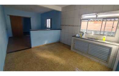 Imagem: A casa possui 4 Dormitórios, 3 Banheiros, 2 Vagas na garagem