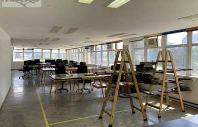 Imagem: O depósito possui 3 Vagas na garagem, 448m² de Área e está