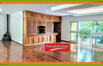 Imagem: A casa possui 4 Dormitórios, 2 Banheiros, 3 Vagas na garagem