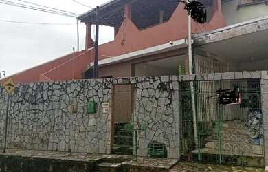 Imagem: A casa possui 3 Dormitórios, 3 Banheiros, 1 Vaga na garagem