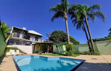 Imagem: A casa possui 5 Dormitórios, 5 Banheiros, 4 Vagas na garagem