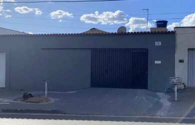 Imagem: A casa possui 2 Dormitórios, 1 Banheiro, 1 Vaga na garagem