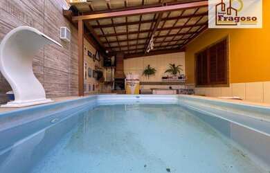 Imagem: A casa possui 3 Dormitórios, 3 Banheiros, 1 Vaga na garagem