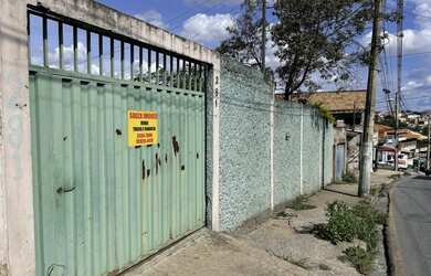 Imagem: A casa possui 2 Dormitórios, 3 Banheiros, 5 Vagas na garagem
