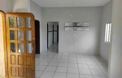 Imagem: A casa possui 3 Dormitórios, 3 Banheiros, 1 Vaga na garagem