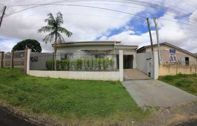 Imagem: A casa possui 3 Dormitórios, 2 Banheiros, 2 Vagas na garagem