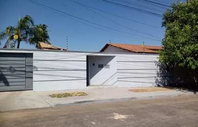 Imagem: A casa possui 3 Dormitórios, 2 Banheiros, 3 Vagas na garagem