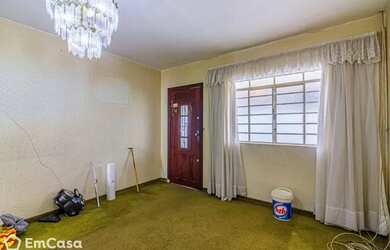 Imagem: A casa possui 3 Dormitórios, 2 Banheiros, 4 Vagas na garagem