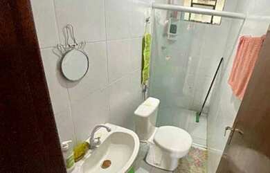 Imagem: A casa possui 3 Dormitórios, 2 Banheiros, 1 Vaga na garagem