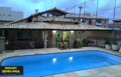 Imagem: A casa possui 4 Dormitórios, 1 Banheiro, 5 Vagas na garagem