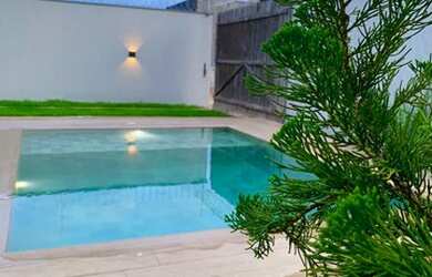 Imagem: A casa possui 3 Dormitórios, 2 Banheiros, 2 Vagas na garagem