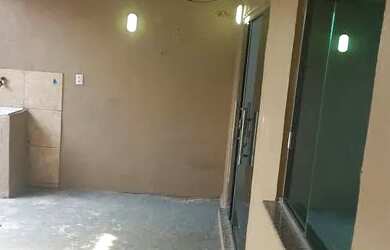 Imagem: A casa possui 2 Dormitórios, 1 Banheiro, 2 Vagas na garagem