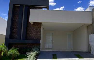 Imagem: A casa em condomínio possui 3 Dormitórios, 3 Banheiros, 4