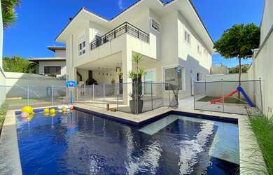 Imagem: A casa em condomínio possui 5 Dormitórios, 5 Banheiros, 4