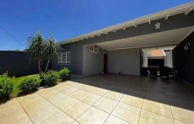 Imagem: A casa possui 3 Dormitórios, 2 Banheiros, 1 Vaga na garagem