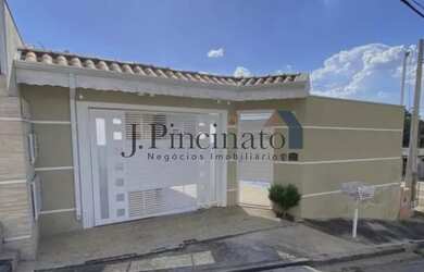 Imagem: A casa possui 3 Dormitórios, 1 Banheiro, 2 Vagas na garagem