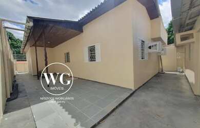 Imagem: A casa possui 3 Dormitórios, 2 Banheiros, 2 Vagas na garagem