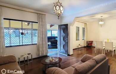 Imagem: A casa possui 4 Dormitórios, 2 Banheiros, 2 Vagas na garagem