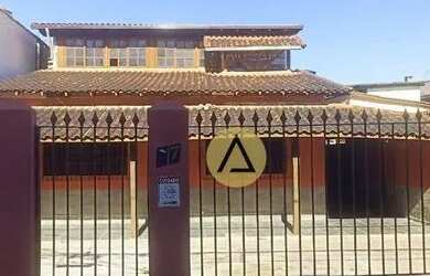 Imagem: A casa possui 4 Dormitórios, 2 Banheiros, 3 Vagas na garagem