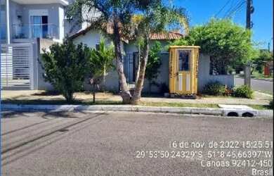 Imagem: A casa possui 3 Dormitórios, 2 Banheiros, 4 Vagas na garagem