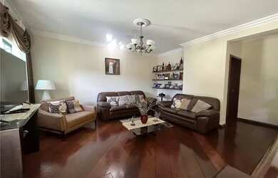 Imagem: A casa possui 3 Dormitórios, 4 Banheiros, 5 Vagas na garagem