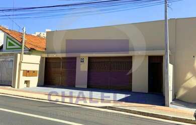 Imagem: A casa possui 4 Dormitórios, 2 Banheiros, 2 Vagas na garagem