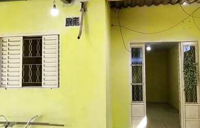 Imagem: A casa possui 3 Dormitórios, 2 Banheiros, 2 Vagas na garagem