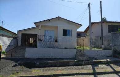 Imagem: A casa possui 3 Dormitórios, 1 Banheiro, 1 Vaga na garagem