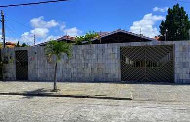 Imagem: A casa possui 3 Dormitórios, 3 Banheiros, 2 Vagas na garagem