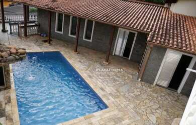 Imagem: A casa possui 4 Dormitórios, 2 Banheiros, 324m² de Área e